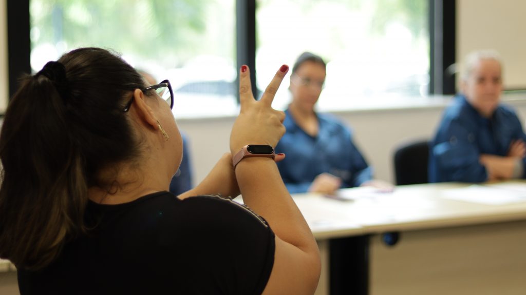 Como Tornar Treinamentos Corporativos Acessíveis para Colaboradores Surdos